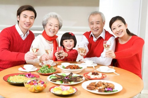 Tuổi Dần: Vận khí của người tuổi Dần luôn suôn sẻ, đặt biệt sau khi trưởng thành gặp được ý trung nhân, tạo dựng nên gia đình nhỏ của riêng mình. Người tuổi Dần vô cùng coi trọng gia đình, dù công việc có vất vả, bận rộn đến đâu, họ cũng sẽ biết cân bằng thời gian dành cho gia đình, chính vì vậy gia đình của người tuổi Dần rất êm ấm, thuận hòa. Ảnh: pda.vietbao.vn.