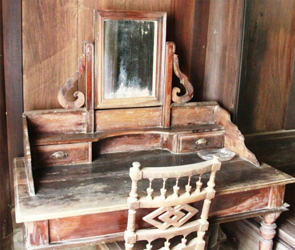 Bàn trang điểm bằng gỗ.