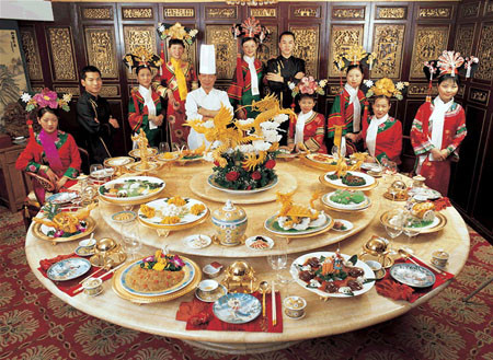 Thông thường hoàng đế sẽ ăn một mình, nếu không có ý chỉ của vua thì không ai có thể ăn cùng hoàng đế. Trong lúc vua dùng bữa sáng, các thái giám sẽ đem các thẻ bài của đại thần tới để hoàng đế lựa chọn người sẽ gặp sau bữa ăn.