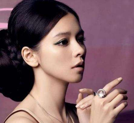 Thùy châu (dái tai) to dày: Theo tướng số học, tai tượng trưng cho trí tuệ và sự ổn định, thùy châu (dái tai) dày, to, có màu hồng chứng tỏ là người khỏe mạnh, có thể sinh ra và nuôi dưỡng những đứa con thông minh, cho nên họ bẩm sinh đã được nam giới yêu thích. Thùy châu (dái tai) to dày tượng trưng cho việc có phúc khí, có tài vận, nhân duyên tốt. Những người phụ nữ mang đặc điểm này là người thành thật, khoan dung, cũng rất chung thủy nên họ sẽ tìm được cho mình một ý trung nhân sống cùng họ đến đầu bạc răng long. Ảnh: letaouni.com.