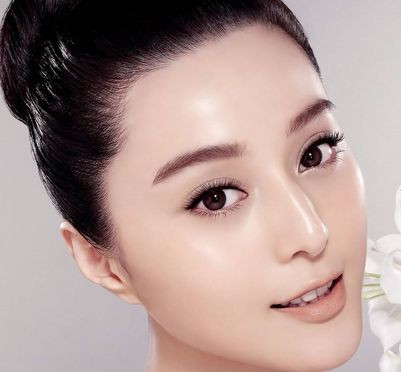 Mày thanh mắt to: Phụ nữ có cặp lông mày thanh mảnh, đôi mắt to tròn thường có tính cách mềm mại, họ hiểu được cảm nhận của nam giới, họ rất thoải mái nhưng cũng rất tinh tế nên rất được nam giới yêu thích. Người có đôi mắt to tròn là người rất dễ biểu lộ tâm tư vì thế nam giới rất nhanh sẽ đáp ứng yêu cầu của họ. Những người phụ nữ này biết dùng sự quyến rũ của bản thân để thu hút, bày tỏ tình yêu với ý trung nhân. Ảnh: letaouni.com.