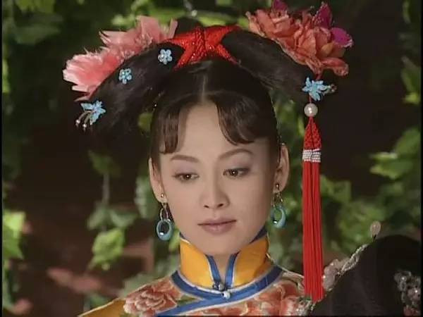 Ngày chín tháng tám năm Thanh Sùng Đức thứ tám, Thanh Thái Tổ Hoàng Thái Cực đột ngột qua đời. Do khi còn sống, Hoàng Thái Cực không để lại dặn dò gì đối với kế vị Hoàng vị nên triều đình nhà Thanh dần diễn ra một cuộc tranh giành quyền lực. Tạo hình Hiếu Trang Thái Hậu trên phim, nguồn: baidu.com.