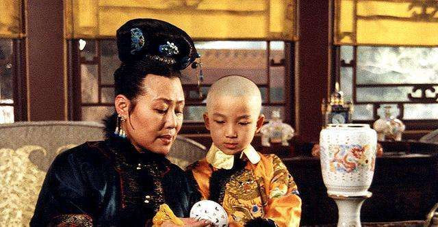 Năm Thuận Trị thứ mười tám, sau vài năm mẹ con tranh đấu, Thế Tổ Phúc Lâm đã ra đi theo tình yêu mà bỏ lại mẹ già con nhỏ. Hiếu Trang dù rất đau khổ khi mất đi con trai, nhưng đã kiên cường đứng dậy nuôi dạy Khang Hi Đế lúc đó mới 8 tuổi. Khang Hi Đế là do một tay Hiếu Trang nuôi dưỡng trưởng thành. Hiếu Trang Thái Hậu rất yêu thích lịch sử, Khang Hi từ nhỏ cũng rất ham thích đọc sách và học hỏi những kiến thức trong sách. Tạo hình của Hiếu Trang Thái Hậu và Khang Hi Đế khi còn nhỏ trên phim, nguồn: baidu.com.