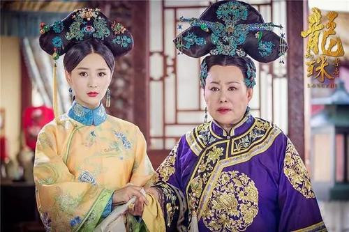 Khi xử lý việc quốc gia đại sự, Hiếu Trang Thái Hậu thường luôn để Khang Hi bên cạnh mình. Khang Hi vốn thông minh, linh hoạt nên từ đó có thể học được rất nhiều phương pháp và kỹ năng xử lý mọi việc. Diệt Ngao Bái, dẹp Tam Phiên, thu hồi Đài Loan đều là những thành công của Khang Hi mà đều có sự ảnh hưởng từ việc giáo dục của Hiếu Trang Thái Hậu. Hình tượng Hiếu Trang Thái Hậu khi về già trên phim ảnh, nguồn: baidu.com.