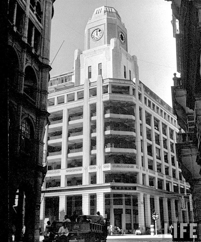 Một góc phố với những tòa nhà cao tầng ở Hồng Kông năm 1945. Ảnh: sina.com.cn.