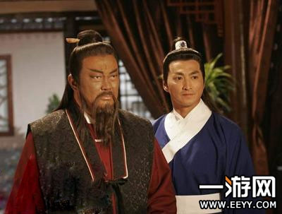 Thời xưa, nhân dân đều coi các Huyện lệnh là quan phụ mẫu, đó là vì vào thời đó không có một thể chế hành chính rõ ràng. Sự giáo dục mà người dân có được cũng không cao do đó rất dễ chịu sự chèn ép của quan viên. Nếu gặp phải một viên quan xấu sẽ phải chịu vô vàn bóc lột, nhưng nếu gặp được một viên quan có lương tâm thì nhân dân sẽ vô cùng cảm kích. Ảnh tạo hình Triển Chiêu và Bao Chửng trên phim. Nguồn: eeyy.com.