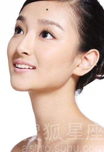 Nốt ruồi trên trán: Tại sao lại nói nốt ruồi trên trán thường là nốt ruồi tốt? Điều này có liên quan đến ngũ hành. Theo ngũ hành, trán thuộc Hỏa, mà nốt ruồi lại thuộc Thổ, Hỏa Thổ tương sinh. Ngoài ra Hỏa vượng có Thổ tiết là một hiện tượng tốt. Ảnh: sohu.com.