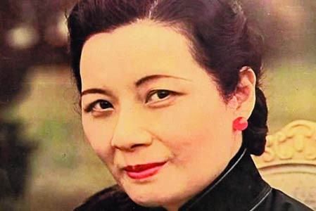 Nhưng Tưởng Vĩ Quốc trước khi qua đời lại tiết lộ rằng Tưởng Giới Thạch không có khả năng sinh sản, điều này không chỉ gây ảnh hưởng xấu đến quan hệ cha con của Tưởng Giới Thạch và Tưởng Kinh Quốc, mà còn gây xáo trộn cho cuộc sống của Tống Mỹ Linh. Tống Mỹ Linh không ngờ người con không cùng huyết thống Tưởng Vĩ Quốc mà bà rất yêu thương trước khi qua đời lại tiết lộ bí mật của người chồng mà bà yêu nhất. Ảnh Tống Mỹ Linh. Nguồn: Ccdy.cn.