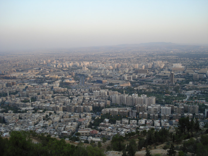 Từ đó trở đi, Damas nói riêng và Syria nói chung đã có sự phát triển, công nghiệp hóa, hiện đại hóa đáng kể, vai trò chính trị được củng cố và chứng kiến những thay đổi lớn trong 50 năm gần đây. Ảnh: Toàn cảnh Damascus ngày nay nhìn từ núi Qassioun (Wikipedia).