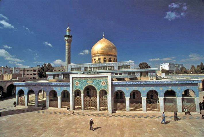 Damascus cách các địa danh sau 2 giờ xe hơi: thủ đô Beirut của Lebanon, biên giới Jordan và biên giới tạm với Israel ở đồi Golan Heights; cách Maaloula, Seidnaya và đền thờ Hồi giáo Al Sayidah Zeinab ít hơn 1 giờ. Ảnh: Cổng đền thờ Hồi giáo dòng Shia Al Sayidah Zeinab ở vùng ngoại ô phía Nam Damascus (Wikipedia).