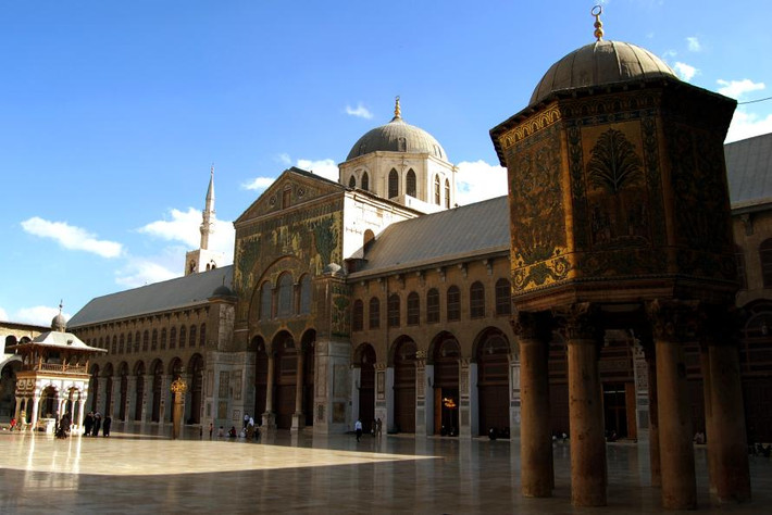 Từ năm 333 TCN đến thế kỷ 6 sau công nguyên, Damascus tiếp tục rơi vào tay các đế quốc Macedonia, Pompey, Byzantine (Hy Lạp), nhà Ba Tư Sassanid, có sự thay đổi văn hóa triệt để từ tôn giáo Hy Lạp và Thiên Chúa sang thế giới phương Đông và Ả rập ở Tây Á. Năm 661, Damascus bước vào thời kỳ vàng khi trở thành thủ đô của đế chế Ả Rập trải dài từ Tây Ban Nha sang Ấn Độ. Dưới triều đại Umayyad, Damascus là trung tâm văn hóa quan trọng nhất của Hồi giáo Ả rập. Ảnh: Umayyad Mosque, một trong những đền thờ Hồi giáo cổ và lớn nhất thế giới được xây dựng từ thời giáo chủ al-Walid I từ năm 706-715 (Ảnh: Looklex).