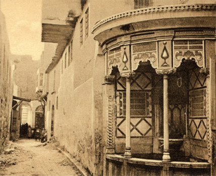 Năm 1516, vua Salim I của đế quốc Ottoman đánh chiếm Damascus và cai trị nó trong 4 thế kỷ, cho tới thế chiến I. Năm 1918, thành phố được giải phóng và trở thành thủ đô của nhà nước Syria mới. Nhưng nhà nước Syria lại bị Anh, Pháp đánh chiếm, tàn phá nặng nề và đến năm 1946 mới thật sự giành được độc lập từ tay người Pháp. Ảnh: Damascus hoang tàn khi người Pháp đã bỏ đi năm 1946 (Ewas.us).