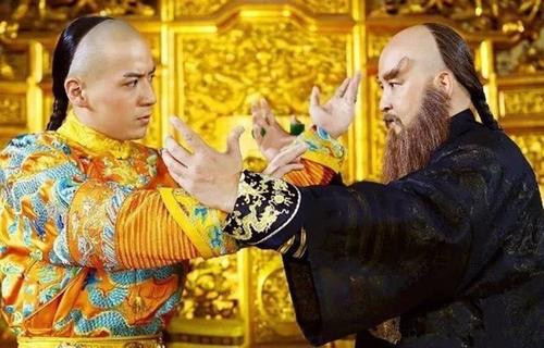 Có một điều khiến nhiều người thắc mắc là dù bỏ rất nhiều công sức để bài trừ thế lực của Ngao Bái, nhưng Khang Hi Đế chỉ giam cầm ông ta, chứ không ban tội chết và cũng không giết chết con trai Ngao Bái là Nạp Mục Phúc. Sau khi Ngao Bái qua đời, Khang Hi Đế còn phóng thích cho Nạp Mục Phúc. Tạo hình Ngao Bái và Khang Hi Đế trên phim ảnh, nguồn: baidu.com.