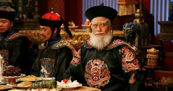Nhưng không lẽ chỉ vì Ngao Bái "phục vụ lâu năm" mà Khang Hi Đế tha mạng cho ông ta? Đương nhiên, nguyên nhân không chỉ đơn giản như vậy, mà là vì nếu không có Ngao Bái, thì cơ bản Khang Hi cũng không được ngồi lên ngai vàng. Hình tượng Ngao Bái được xây dựng trên phim, nguồn: baidu.com.