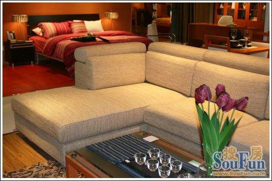 Đằng sau sofa phải có điểm tựa: Nếu đằng sau sofa không có điểm tựa, dù bạn bè có nhiều đến đâu nhưng người bạn kết giao thật sự thì rất ít. Ảnh: soufun.com.