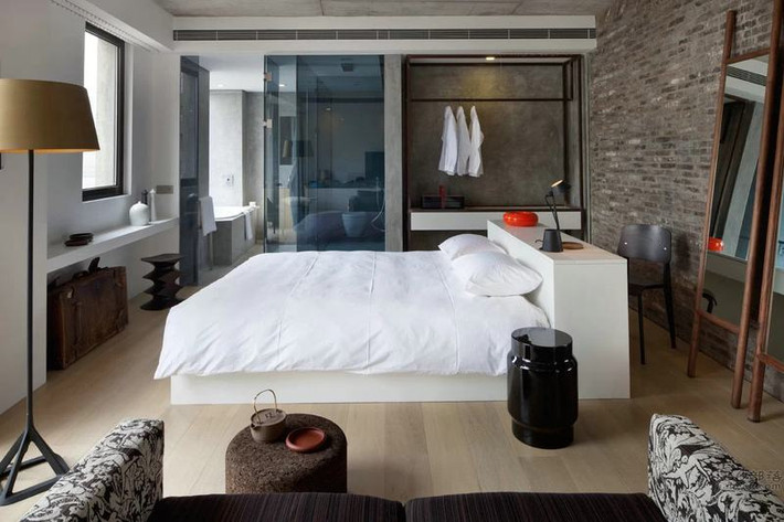 Đầu giường không có điểm tựa rất dễ dẫn đến việc mất ngủ, hay gặp ác mộng, tinh thần hỗn loạn, thậm chí vợ chồng bất hòa, “đồng sàng dị mộng”. Đầu giường có điểm tựa sẽ giúp ngủ ngon giấc, khiến tình cảm vợ chồng thêm ngọt ngào. Ảnh: home.fang.com.