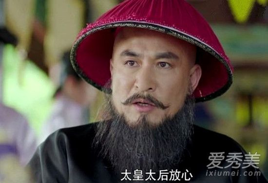 Năm Khang Hi thứ mười ba, không khí tại Vũ Anh Điện trong Tử Cấm Thành vô cùng căng thẳng. Ngao Bái phụng mệnh vào cung gặp Khang Hi Đế. Ông ta đã tự cảm nhận thấy tình thế bất lợi, nhưng do tự cho rằng mình quyền cao chức trọng, lại có võ công hơn người nên không cảm thấy lo sợ. Ảnh: Tạo hình Ngao Bái trên phim, nguồn: image.baidu.com