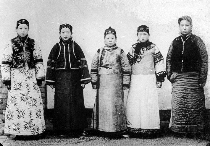 Ảnh chụp các phu nhân Mãn Thanh trong một gia đình quý tộc. Ảnh: sina.com.cn.