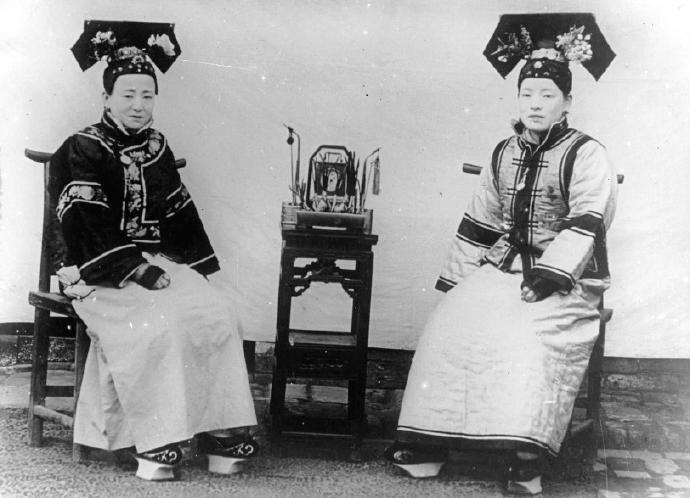 Hai phu nhân Mãn Châu, đây là tiêu chuẩn ăn mặc, trang điểm của phụ nữ Mãn Châu thời kỳ đó.