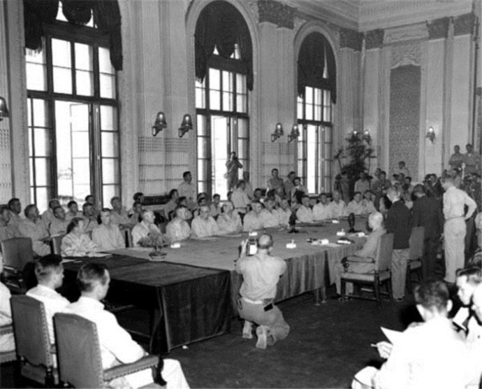 Quang cảnh lễ ký kết văn kiện quân đội phát xít Nhật đầu hàng đồng minh vô điều kiện. Trong ảnh, đại diện Nhật ngồi bên phải bàn. Nguồn ảnh: Sina