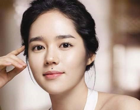 Phụ nữ có nốt ruồi ở chính giữa nhân trung thường có tử cung yếu, thể chất kém, khả năng sinh sản không tốt. Ảnh: sohu.com.