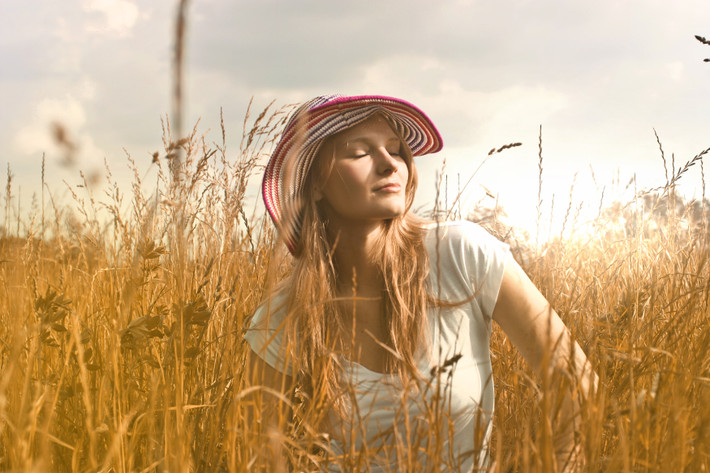 Tuổi Ngọ: Công việc: có quý nhân giúp đỡ. Tài vận: cẩn thận trong đầu tư tài chính, đề phòng tổn thất. Tình cảm: có cơ hội gặp được ý trung nhân. Sức khỏe: sức khỏe tốt, nên chú ý ăn uống. Hướng vượng tài: hướng Đông, kỵ hướng Nam. Màu sắc vượng vận: màu be. Quý nhân: tuổi Mùi. Ảnh: pexels.com.