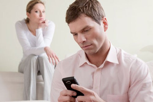 Nếu người tuổi Tỵ phát hiện ra một nửa của mình mà những hành động khác thường, con giáp này chắc chắn sẽ hoài nghi rất nhiều và sẽ nghĩ rằng người mình yêu thương đang có việc làm khuất tất. Ảnh:thamtuluonggia.com. (Bài viết chỉ mang tính tham khảo, cung cấp nội dung trắc nghiệm vui cho bạn đọc).
