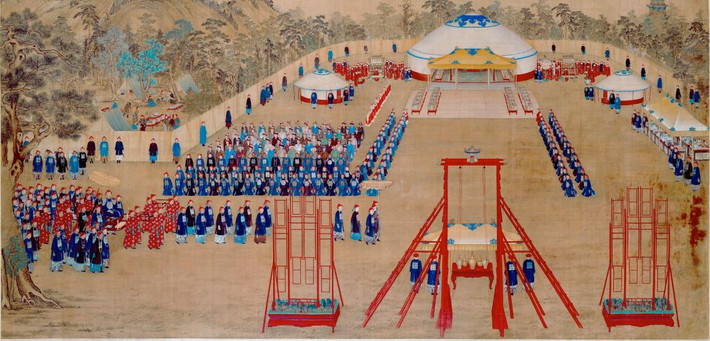Khang Hi Đế vẫn chưa yên tâm, liền cho người xem bói cho Hữu Cổ Lộc Thị, kết quả xem bói như sau: “tận hưởng “Phúc, Lộc, Thọ” của nhân gian”. Kết quả này càng khiến Khang Hi Đế tin rằng Hoằng Lịch chính là Hoàng đế của Đại Thanh trong tương lai. Chính vì thế, Khang Hi Đế truyền ngôi cho Ung Chính. Sự thật đã chứng minh Khang Hi Đế đã đúng, Ung Chính Đế đã quyết định để Hoằng Lịch kế thừa Hoàng vị. Ảnh: image.baidu.com.