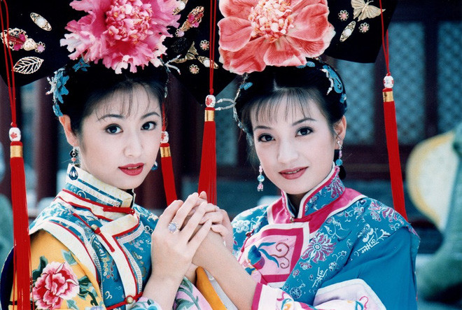 Những năm đầu Hậu Kim, con gái của Đại Hãn, Bối Lặc được xưng là "cách cách". Ví dụ như trưởng nữ của Thanh Thái Tổ Nỗ Nhĩ Cáp Xích được gọi là "Đông Quả cách cách", thứ nữ được xưng là "Nộn Triết cách cách".