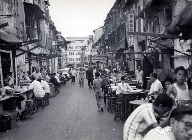 Những quán ăn vỉa hề trên đường phố Singapore. Ảnh: 360doc.com.