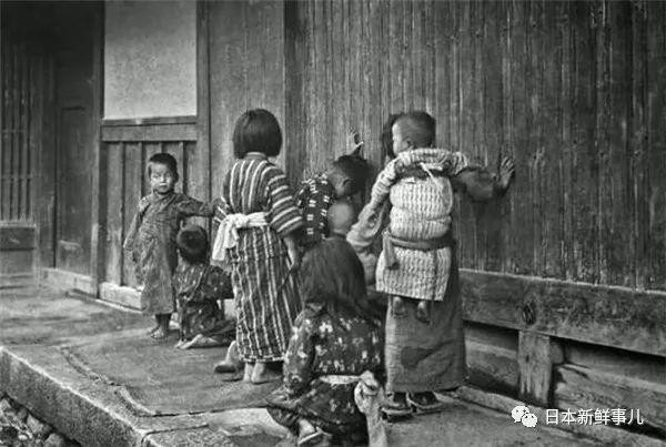 Những đứa trẻ vui chơi bên hiên nhà. Ảnh: sohu.com.