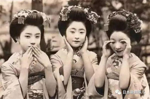Những thiếu nữ Nhật Bản xinh đẹp trang điểm cầu kỳ trong trang phục kimono. Ảnh: sohu.com.