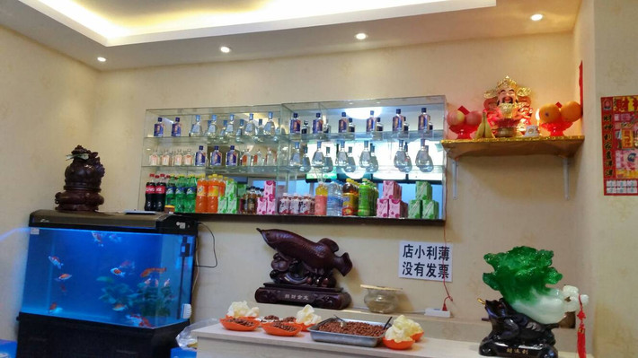 5. Không đặt tượng Thần Tài trên bể cá Có câu “Tài quy tài vị”, cho nên ba vị tam tinh Thần Tài "Phúc, Lộc, Thọ" nên được đặt vào vị trí vượng tài. Nếu đặt tượng Thần Tài lên trên bể cá là một sai lầm rất lớn vì bể cá nên đặt ở hướng hung của ngôi nhà, nếu đặt tượng Thần Tài gần bể cá, điều này không đúng với quy tắc “Tài quy tài vị”, hơn nữa đặt tượng Thần Tài lên trên bể cá sẽ phạm vào cấm kỵ “Chính thần hạ hủy” sẽ khiến gia chủ hao tổn tài lộc. Ảnh: zhidao.baidu.com. (Thông tin trong bài chỉ mang tính tham khảo, cung cấp nội dung khoa học phong thủy cho bạn đọc).