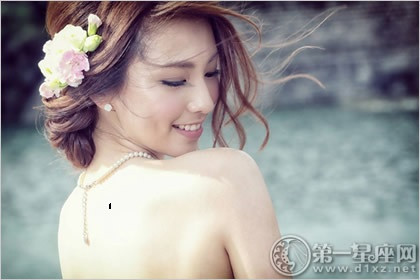 Nốt ruồi sau lưng: Nốt ruồi sau lưng là tượng trưng cho trường thọ và tài phú. Người có nốt ruồi ở vị trí thường là người học rộng đa tài, có lý tưởng lớn và có tinh thần trách nhiệm cao. Họ rất giỏi trong giao tiếp, khéo léo trong đối nhân xử thế nên có rất nhiều bạn bè. Ngoài ra họ cũng luôn được quý nhân phù trợ trong công việc. Ảnh: d1xz.net.