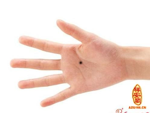 Nốt ruồi ở lòng bàn tay: Lòng bàn tay có nốt ruồi là điềm báo đại phú đại quý. Người có nốt ruồi ở lòng bàn tay cả đời không lo thiếu ăn thiếu mặc, hơn nữa lại đem lại may mắn về tiền bạc cho người thân và những người xung quanh. Ảnh: azg168.cn.