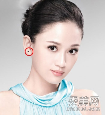 Thận khí dồi dào ắt sẽ trường thọ. Người có nốt ruồi ở thùy châu là người có sức sống mãnh liệt, rất ít khi bị bệnh, hơn nữa càng nhiều tuổi, tài vận của họ càng vượng phát. Những người sở hữu nốt ruồi ở vị trí này cho dù là cuộc sống hay công việc đều được cát tinh phù hộ, nên mọi việc đều thuận buồm xuôi gió. Ảnh: ixiumei.com.