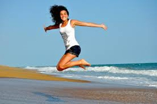 Da ngậm nước nhiều hơn. Bởi rượu là một chất lợi tiểu khiến bạn thăm nhà vệ sinh nhiều hơn và vì vậy sẽ giảm sản xuất hormone chống bài niệu trong cơ thể, giúp hấp thu ít nước hơn khiến làn da khô đi trong những ngày bạn chè chén. Thế nên, ngay sau khi bỏ rượu thì làn da sẽ khởi sắc rõ rệt.