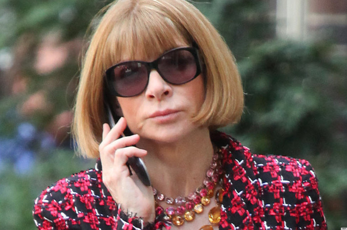 Anna Wintour - Tổng biên tập tạp chí Vogue, người đàn bà quyền lực nhất làng mốt thế giới thường thức dậy lúc 5h45 mỗi ngày để chơi tennis. Dù vô cùng bận rộn với công việc và lịch bay liên miên trong các tuần lễ thời trang nhưng Anna Wintour vẫn giữ thói quen tập thể thao mỗi ngày.