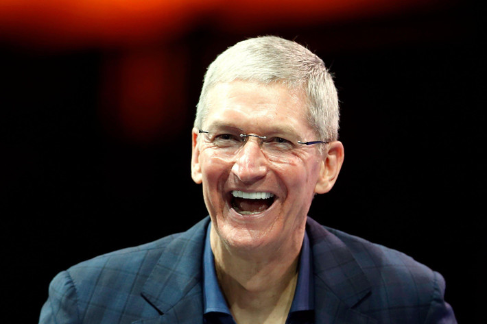 Tim Cook, CEO của Apple thức dậy lúc 4h30 sáng và duy trì thói quen đến phòng tập vài ngày mỗi tuần. Môn thể thao ưa thích của ông là đạp xe và leo núi.