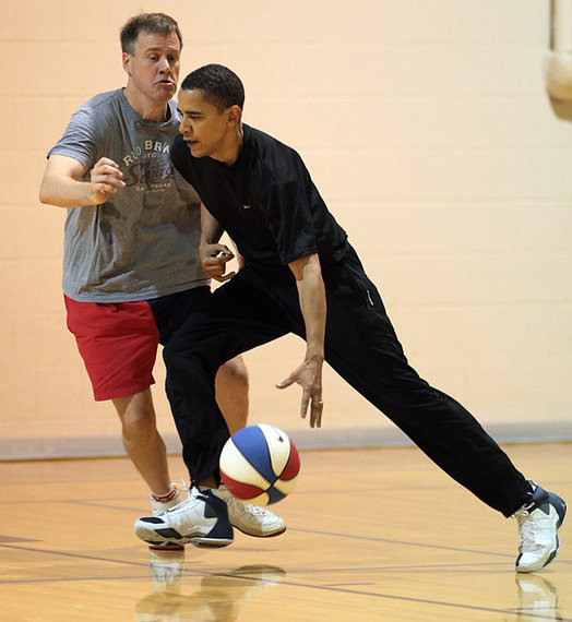 Barack Obama, Tổng thống đương nhiệm của Hợp chúng quốc Hoa Kỳ thường dành 45 phút mỗi ngày trong 6/7 ngày mỗi tuần để tập thể dục. Môn thể thao ưa thích của Barack Obama là bóng rổ. Bên cạnh bóng rổ, Tổng thống Mỹ còn tập nâng tạ và cardio. Ông thường tập luyện vào mỗi sáng để bắt đầu ngày mới.