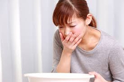 Nước tiểu nặng mùi. Hầu hết phụ nữ đều than phiền rằng, nước tiểu của họ nặng mùi hơn hẳn trong thai kỳ. Nguyên nhân được giải thích là do sự thay đổi nội tiết tố trong cơ thể, để đáp ứng nhu cầu phát triển của thai nhi. Hơn nữa, khi mang bầu, chị em cũng nhạy cảm hơn với mùi vị nên cảm thấy nước tiểu nặng mùi hơn.