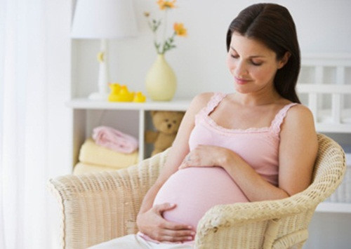 Tóc và móng tay, móng chân nhanh dài hơn. Các hormone chính là nguyên khiến tóc và móng mọc nhanh. Và sự thay đổi mang tính tích cực này sẽ chấm dứt thậm chí tóc còn bị rụng sau khi bạn sinh bé hoặc cho bé cai sữa.