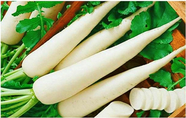Hãy thay đổi chế độ ăn uống, loại bỏ các loại thực phẩm gây đầy hơi, điển hình thuộc nhóm FODMAP trong đó bao gồm các chất làm ngọt nhân tạo, lúa mì, tỏi và hành cũng như một số loại trái cây như mận và anh đào, một số loại rau như atiso, củ cải đường và nấm. Một chế độ ăn uống lactose –free(giảm sản phẩm sữa) cũng có thể hữu ích trong việc giảm bớt khí làm dạ dày cồng kềnh.