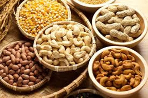 Cách xử trí tốt nhất là tránh các thức ăn nhiều chất béo bão hòa (có liên quan đến việc làm tăng mức estrogen). Ăn nhiều chất xơ như các loại hạt, các loại rau lá xanh như rau chân vịt...