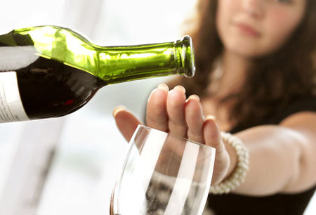 Kiểm soát tình trạng này bằng cách bớt lại khẩu phần rượu hàng ngày, theo dõi lượng calo bạn ăn vào . Hãy nhớ rằng, 1 ly rượu vang 250ml sẽ tương đương với một cây kem 228 calo.