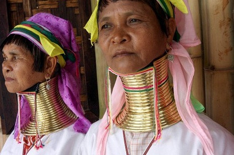 Thái Lan: Cổ dài. Đối với các thành viên của bộ tộc Kayan ở Thái Lan, điểm chính khi nói đến cái đẹp là cổ của người phụ nữ. Họ xem cổ dài là đẹp, càng dài càng tốt. Do vậy mà những thiếu nữ từ khi sinh ra đã phải đeo những chiếc vòng cổ bằng đồng quanh cổ để giúp chúng dài ra.