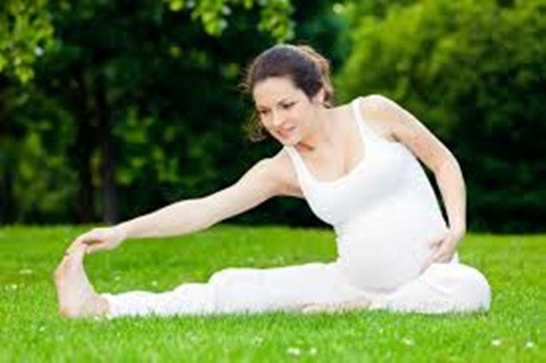 Các khớp xương chậu sẽ bị lỏng. Theo nghiên cứu, việc sản xuất hormone relaxin giúp làm giãn các dây chằng, chuẩn bị cho quá trình sinh nở. Relaxin còn có thể làm lỏng các khớp xương chậu, thậm chí làm chúng tách nhau ra chút ít. Các xương không bị vỡ nhưng không thể dính liền vào nhau được.