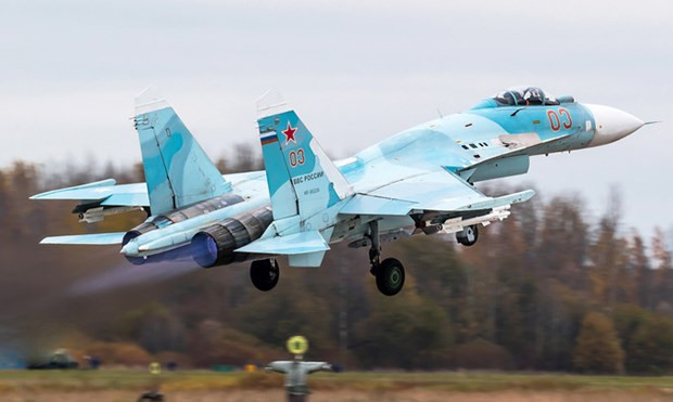 Giống như hầu hết các máy bay chiến đấu tiền tuyến khác của Nga, Su-35 có nguồn gốc từ thiết kế Su-27 từ thời Liên Xô, nhưng được cải thiện đáng kể về khả năng với động cơ AL-41 mạnh hơn và khung máy bay sử dụng nhiều vật liệu composite hơn, cùng hệ thống điện tử hàng không hoàn toàn mới.