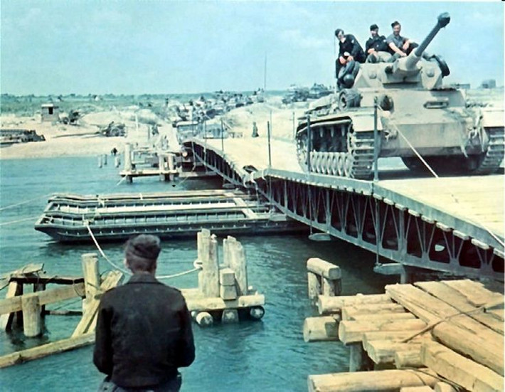4 giờ 30 phút sáng ngày 23/8/1942, hai đơn vị thuộc Quân đoàn Panzer số 14 là sư đoàn Panzer số 16 của trung tướng Hube và sư đoàn bộ binh cơ động hóa số 3 của trung tướng Schloemer bắt đầu vượt sông Don để tiến về bờ sông Volga gần thành phố Stalingrad.