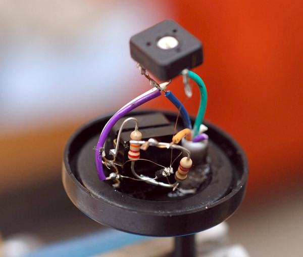 Cao cho biết thiết bị này - được mệnh danh là "hệ thống Giao diện Người-Máy (HMI) điều khiển bằng hơi thở" - sẽ ra mắt công chúng trong vòng 3 đến 5 năm tới vì thiết kế và chức năng đơn giản của nó.